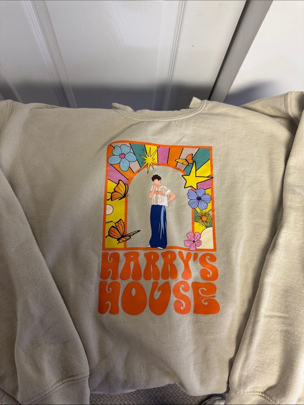 Gildan Beige Sweatshirt with Orange 'Harry's House' Retro Graphic